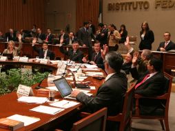 La sesión extraordinaria del IFE se extendió por más de nueve horas. ARCHIVO  /