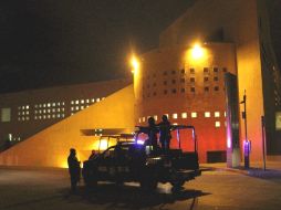 El hospital donde fueron trasladados los heridos permanece custodiado por policías federales. EFE  /