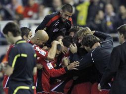 El conjunto  del Mallorca festeja el triunfo ante el Valencia. AP  /