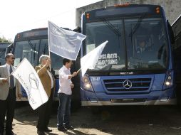 Durante el banderazo de salida de las nueva rutas Premier en presencia del secretario de Vialidad, Diego Monraz. M. FREYRIA  /