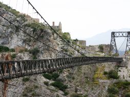 Los 318 metros de longitud del puente, cuelgan sobre la profunda barranca de casi 200 metros. P. FERNÁNDEZ SOMELLERA  /