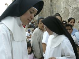 La monjas abren la puerta a los expertos que prepararán la restauración. ARCHIVO  /