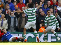 Foto de acción del jugador mexicano Efraín Juárez (centro) en el duelo ante el Rangers. REUTERS  /