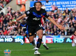 El jugador mexicano festejando su segunda anotación en el partido ante el Stoke City. REUTERS  /