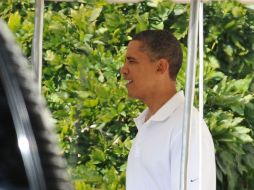 Barack Obama presidente de Estados Unidos, se dirige a su vehículo para jugar golf en la Base Aérea de Andrews. AFP  /