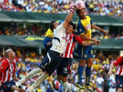El arquero de Chivas, Luis Michel, saca de puños un balón. MEXSPORT  /