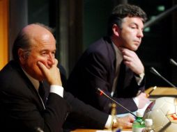 Joseph Blatter (izq), presidente de la FIFA mantuvo una reunión en Zurich. AP  /
