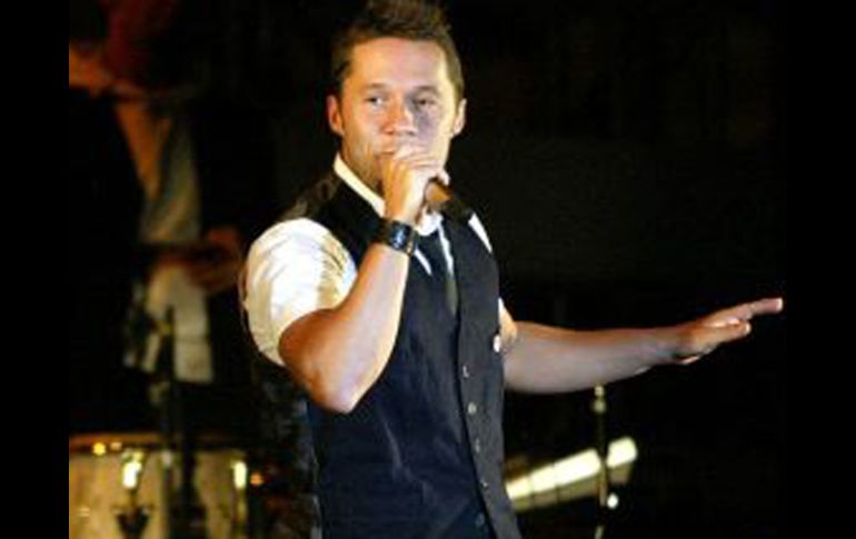 El cantante ofreció al público su más reciente sencillo 'Mi corazón se fue'. ARCHIVO  /