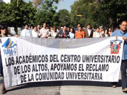 Maestros y estudiantes del CUAltos marchan sobre Avenida Manuel Acuña rumbo a Casa Jalisco. J. VENTURA  /