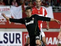 El centrocampista del Real Madrid Sergio Canales lucha por el balón con el jugador del Real Murcia, Ricardo Pérez de Zabalza. EFE  /