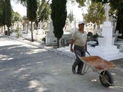 Previo al Día de Muertos se realizaron labores de limpieza y mantenimiento en los cementerios municipales. M. FREYRÍA  /