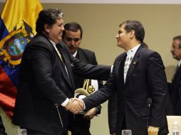 Los presidentes de Ecuador y Perú, estrechan la mano en el IV Encuentro Binacional. EFE  /