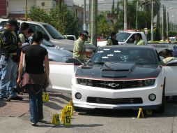 El Camaro presentaba más de 20 impactos de proyectil de arma de fuego. M. PATIÑO  /