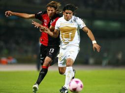 Enrique Vera y Martín Bravo disputan el balón ene lpartido entre Pumas y Atlas de la Jornada 14 del Apertura 2010. MEXSPORT  /