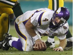 El jugador de los Vikingos Brett Favre durante el partido en el que salió lesionado dle tobillo. REUTERS  /