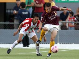 Mauro Cejas, de Estudiantes (der.), en el juego ante Necaxa. MEXSPORT  /