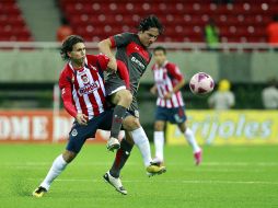 Omar Arellano, de Chivas, y Ríos, del Toluca, disputan el balón. E. PACHECO  /