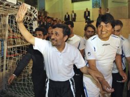 Ambos mandatarios disputaron un partido de futbol de salón. AP  /