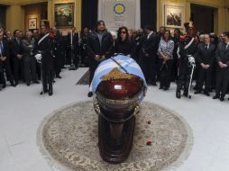 Por la capilla ardiente donde es velado el cuerpo de Kirchner han desfilado cientos de personas. AP  /