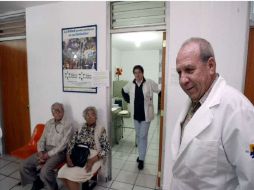 La gente necesidad de acudir a citas de revisión médica asegura Calderón. ARCHIVO  /