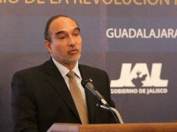 Alejandro Cravioto Lebrija, secretario de cultura del Estado, entregó 26 millones de pesos a la UdeG. ARCHIVO  /