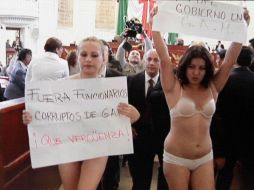 Dos mujeres semidesnudas denuncian a Víctor Hugo Lobo por no atender demandas de vivienda. EL UNIVERSAL  /