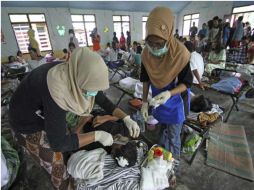 Un sobreviviente del tsunami recibe tratamiento médico en un hospital de Sikakap, Islas Mentawai, Indonesia. AP  /