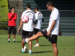 Benjamín Galindo dirigiendo un entrenamiento del equipo rojinegro. A. CAMACHO  /