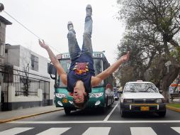 Mientras eso pasa un miembro del Red Bull BC One All Stars se divierte en sus calles para participar en un taller de breakdance.REUTERS  /