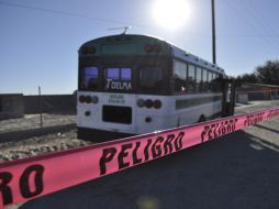 La imagen muestra el autobús de la maquiladora que fue balaceado. EFE  /