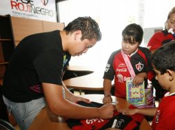 Hebert Alférez firma autografos a seguidores del Atlas. E.PACHECO  /