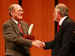 José María Muriá (izquierda) recibió el jueves la Pluma de Plata. E. PACHECO  /