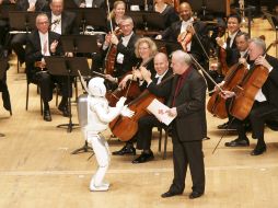 Una de las presentaciones más increíbles que ha realizado este robot es dirigir la Orquesta Sinfónica de Detroit en el 2008. EFE  /