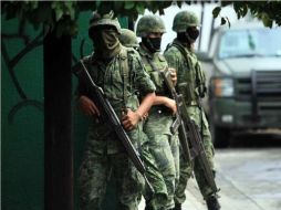 Elementos del del Ejército Mexicano encontraron dos cuerpos calcinados en el interior del vehículo atacado. ARCHIVO  /