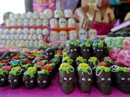 Se han instalado diversos puestos con venta de productos alusivos a la fecha, como las calaveritas azúcar y chocolate. E. BARRERA  /