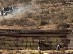 Inmigrantes se esconden de la Patrulla Fronteriza en la frontera entre México y Estados Unidos. REUTERS  /