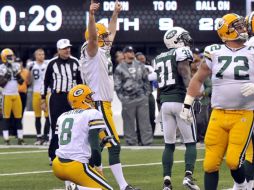 Mason Crosby festeja el tercero de sus goles de campo con lo que le dio la victoria al equipo de Green Bay. REUTERS  /