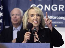 La gobernadora de Arizona, Janice Brewer, durante un discurso de campaña por la gubernatura estatal. AP  /