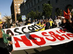 Manifestantes contra la sb 1070 muestran mantas a las afueras de la Corte. REUTERS  /
