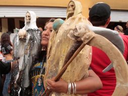 Cientos de personas acuden a los rosarios con su propia versión de la Santa Muerte.S.NÚÑEZ  /