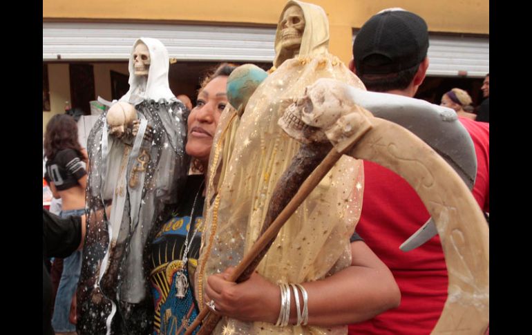 Cientos de personas acuden a los rosarios con su propia versión de la Santa Muerte.S.NÚÑEZ  /