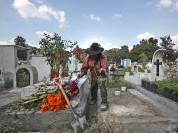 Hoy los panteones del país se llenarán de familiares, cempasúchiles y música para los difuntos. EL UNIVERSAL  /