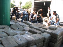 Policías federales transportan la droga incautada a un sujeto en Tijuana, con un valor estimado en 519 millones de pesos. EL UNIVERSAL  /