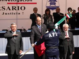 Arturo Chávez Chávez (centro), en la celebración del noveno aniversario de la AFI. EL UNIVERSAL  /