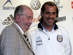 Julio Grondona (izq) y Sergio Batista (der) en rueda de prensa en la sede de la AFA. REUTERS  /