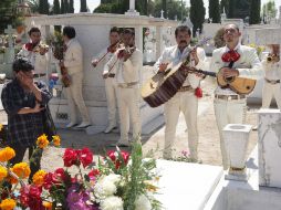 Algunos familiares llevaron música a sus difuntos en los diferentes cementerios de la metrópoli. A. CAMACHO  /