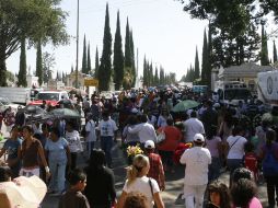 El acceso principal del Panteón Guadalajara lució saturado de personas que acudieron a visitar a sus difuntos. M. FREYRÍA  /