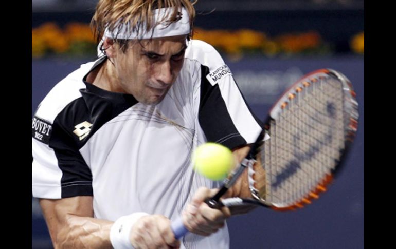 El tenista español David Ferrer devuelve una bola en su juego contra Guillermo García-López. EFE  /