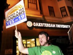 Un voluntario promueve la iniciativa para legalizar la mariguana en California. AP  /