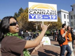 Imagen que muestra un simpatizante de la Propuesta 19. AP  /